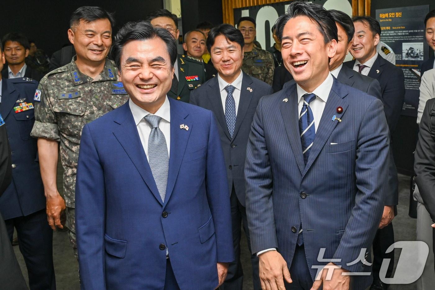 본문 이미지 - 안규백 국방부 장관과 고이즈미 신지로 일본 방위상이 지난 27일 공군 블랙이글스 부대를 방문해 기념촬영을 하고 있다. (국방부 제공. 재판매 및 DB 금지) 2026.6.27 ⓒ 뉴스1 이호윤 기자