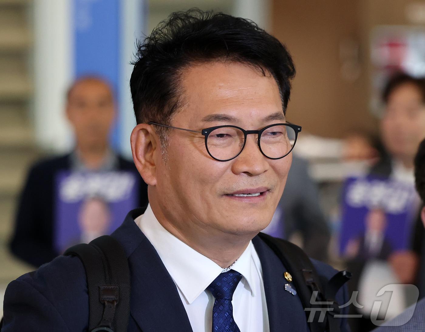 본문 이미지 - 송영길 더불어민주당 의원이 27일 오후 국회의장 특사 자격으로 미국 방문을 마치고 인천국제공항 제2터미널을 통해 귀국 후 취재진 질문에 답변하고 있다. 2026.6.27 ⓒ 뉴스1 김진환 기자