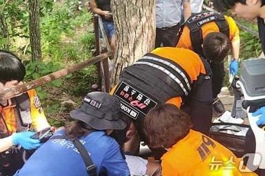 본문 이미지 - 국립공원공단 설악산국립공원사무소가 27일 오후 3시 5분쯤 강원 설악산 권금성 주변에 위치한 케이블카 상부 스테이션 200m 지점에서 심정지 증상을 보인 폴란드 국적의 여성 A 씨(66)에 대한 응급조치에 나선 모습. (국립공원공단 설악산국립공원사무소 제공. 재판매 및 DB금지) 2026.6.27/뉴스1