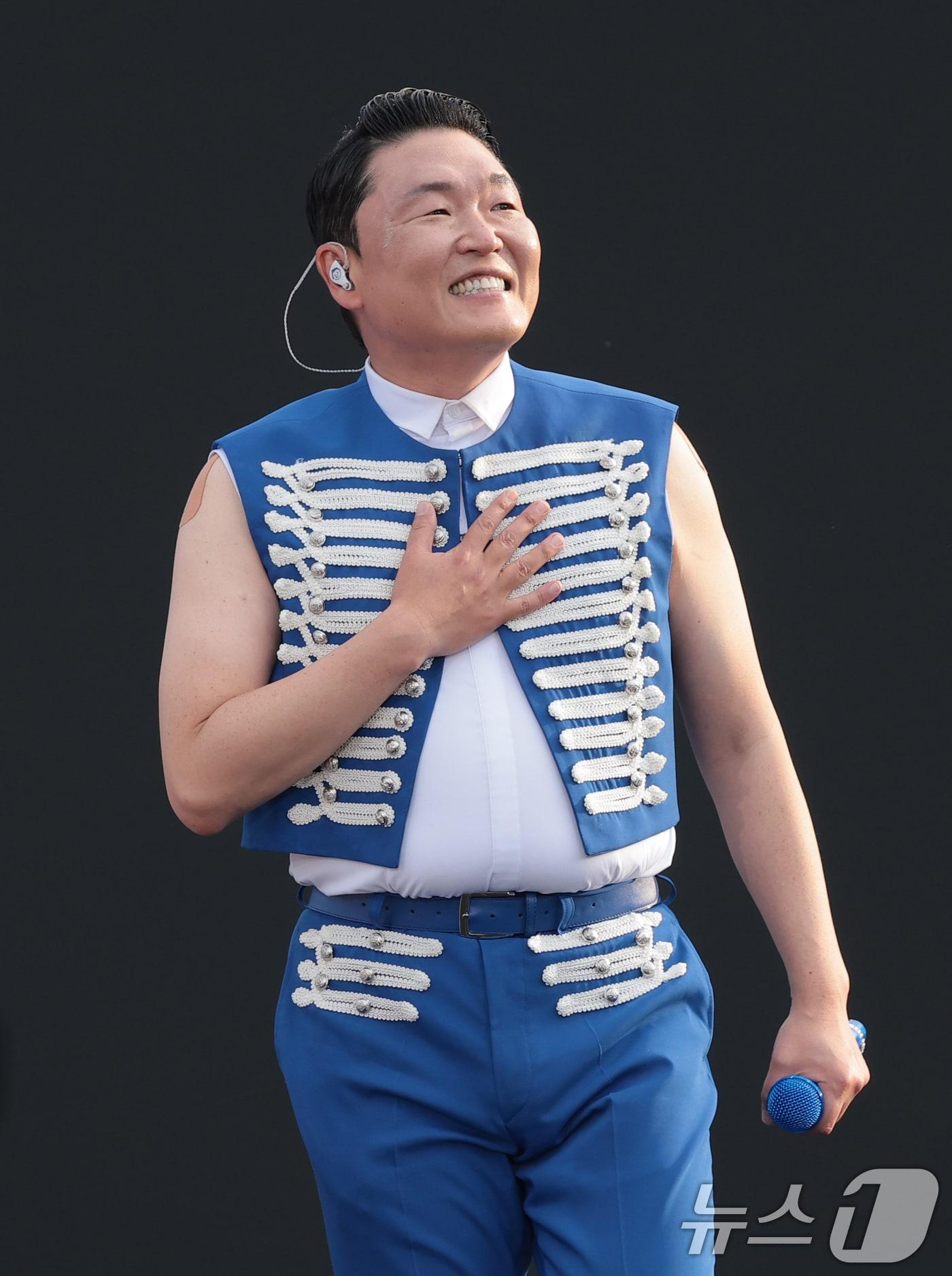 본문 이미지 - 가수 싸이가 27일 오후 의정부종합운동장에서 열린 '싸이흠뻑쇼 서머스웨그2026'에서 화려한 무대를 선보이고 있다. 2026.6.27 ⓒ 뉴스1 권현진 기자