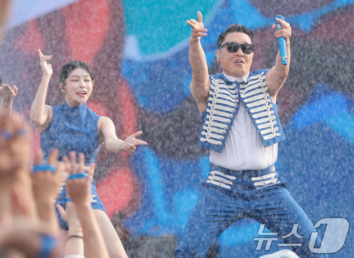 본문 이미지 - 가수 싸이가 27일 오후 의정부종합운동장에서 열린 '싸이흠뻑쇼 서머스웨그2026'에서 화려한 무대를 선보이고 있다. 2026.6.27 ⓒ 뉴스1 권현진 기자
