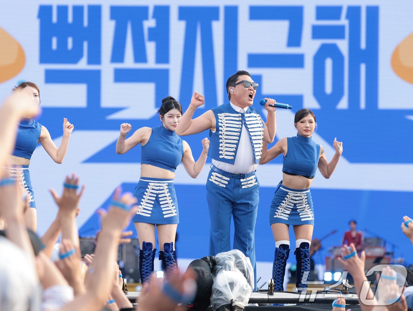 본문 이미지 - 가수 싸이가 27일 오후 의정부종합운동장에서 열린 '싸이흠뻑쇼 서머스웨그2026'에서 화려한 무대를 선보이고 있다. 2026.6.27 ⓒ 뉴스1 권현진 기자