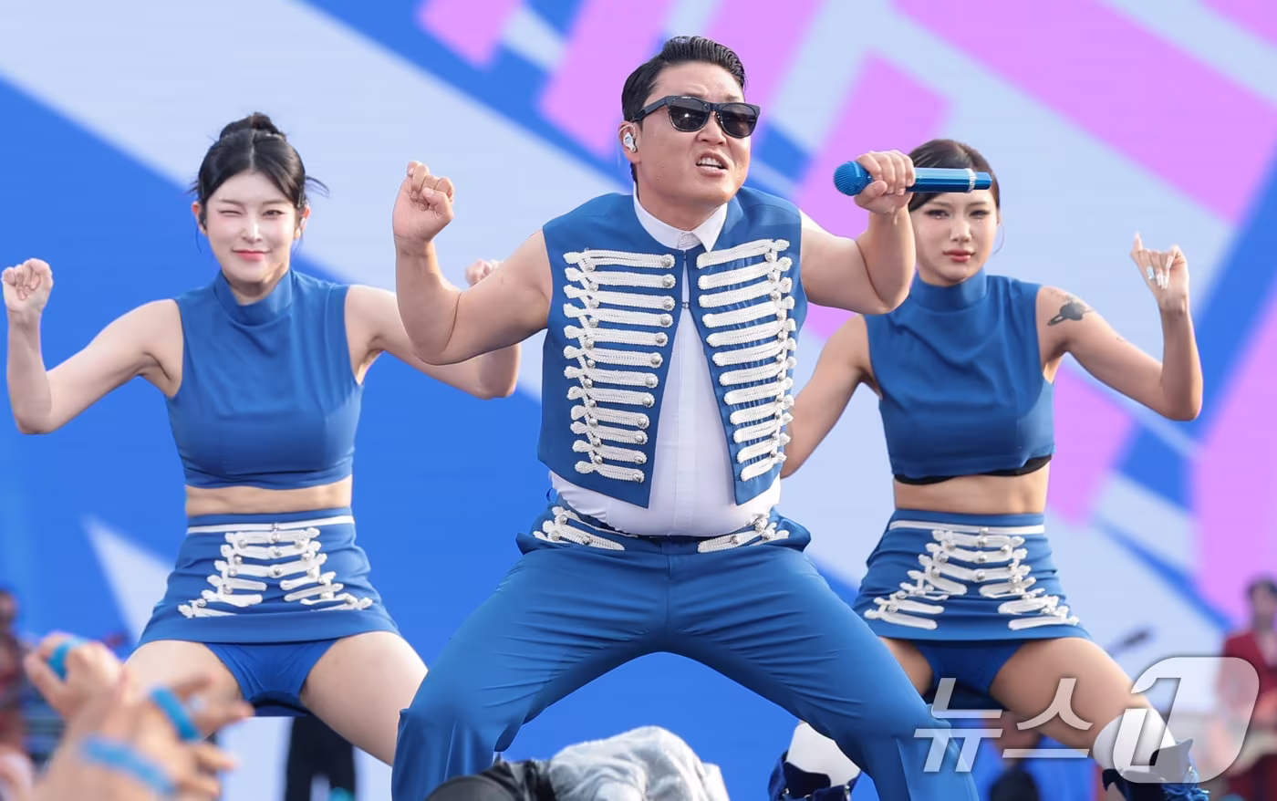 본문 이미지 - 가수 싸이가 27일 오후 의정부종합운동장에서 열린 '싸이흠뻑쇼 서머스웨그2026'에서 화려한 무대를 선보이고 있다. 2026.6.27 ⓒ 뉴스1 권현진 기자