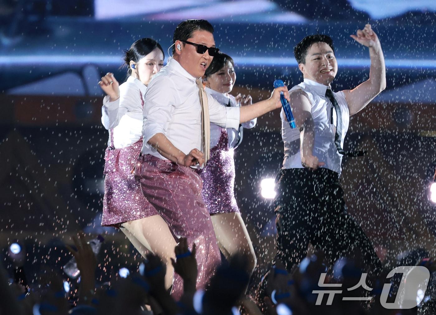 본문 이미지 - 가수 싸이가 지난달 27일 오후 경기 의정부종합운동장에서 열린 '싸이흠뻑쇼 서머스웨그2026'에서 화려한 무대를 선보이고 있다. 2026.6.27 ⓒ 뉴스1 권현진 기자