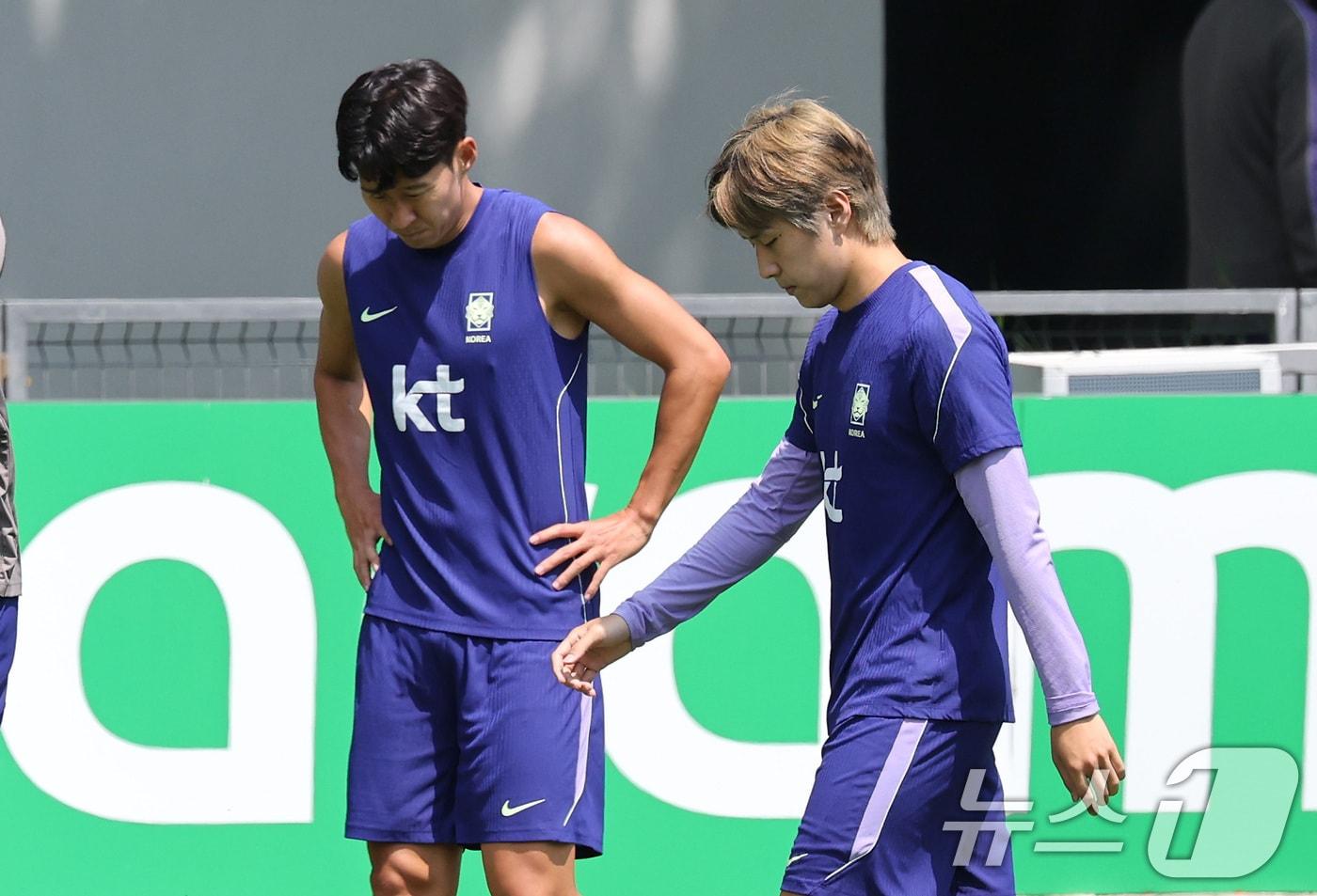 본문 이미지 - 대한민국 축구국가대표팀 손흥민과 이강인이 27일(현지시간) 멕시코 과달라하라 인근 대한민국 축구대표팀의 베이스캠프 훈련장인 치바스 바예 베르데에서 훈련을 하고 있다. 2026.6.28 ⓒ 뉴스1 임세영 기자