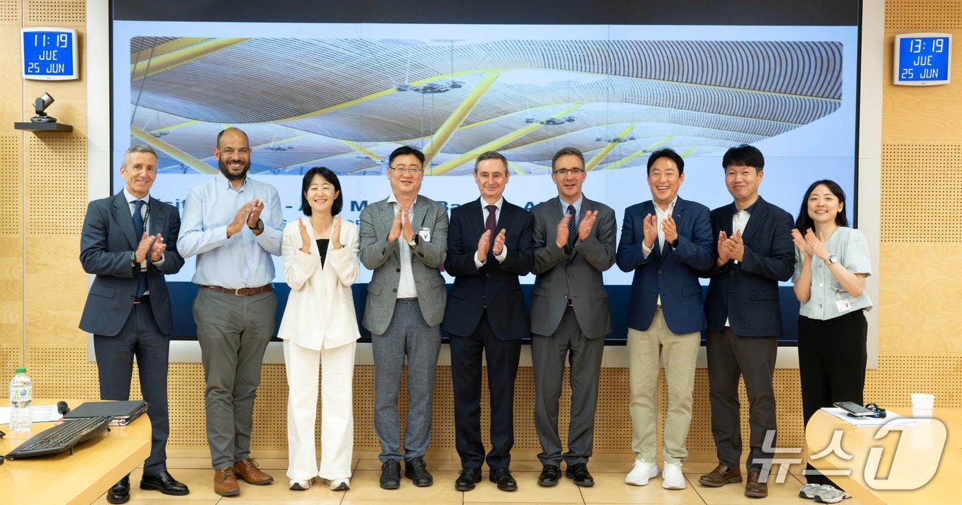본문 이미지 - 25일(현지시간) 스페인 마드리드 바라하스 국제공항 제4터미널에서 한국공항공사 임직원들과 스페인 공항운영 그룹(AENA) 임직원들이 기념촬영을 하고 있다. 왼쪽부터 미겔 카소를라 AENA 상업기획 및 경영관리처장, 엔리케 곤살레스 AENA 응용혁신처장, 전은진 한국공항공사 항공마케팅부장, 장지익 한국공항공사 홍보실장, 이그나시오 비오스카 최고데이터책임자(CDO) 겸 항공마케팅 총괄 이사, 안헬 산스 전략 및 공공정책 부문 총괄 이사, 홍원기 한국공항공사 경영전략부장, 임채일 한국공항공사 홍보실 홍보부장, 김채원 한국공항공사 홍보실 홍보부 과장.(공항사진 기자단)