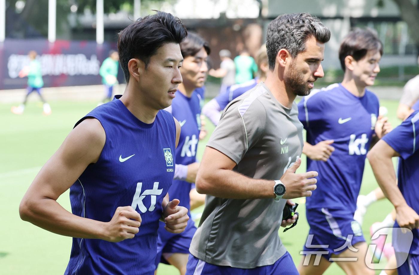 본문 이미지 - 대한민국 축구국가대표팀 손흥민을 비롯한 선수들이 27일(현지시간) 멕시코 과달라하라 인근 대한민국 축구대표팀의 베이스캠프 훈련장인 치바스 바예 베르데에서 훈련을 하고 있다. 2026.6.28 ⓒ 뉴스1 임세영 기자