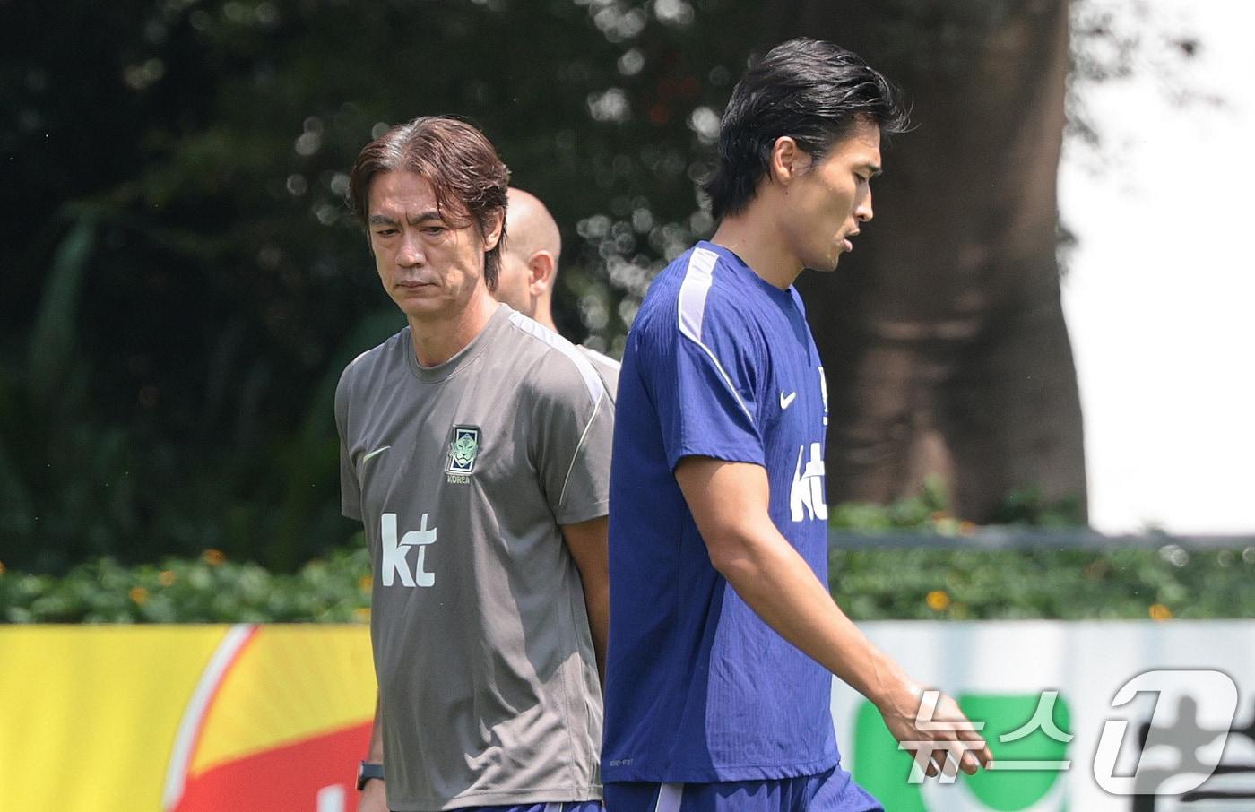 본문 이미지 - 한국 축구 국가대표팀 홍명보 감독이 27일(현지시간) 멕시코 과달라하라 인근 사포판 치바스 바예 베르데 훈련장에 마련된 베이스캠프에서 생각에 잠겨 있다. 2026.6.28 ⓒ 뉴스1 박지혜 기자