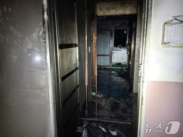 본문 이미지 - 28일 오전 3시 12분께 전북 익산시 어양동의 한 아파트 3층에서 화재가 발생했다.(전북소방본부 제공, 재판매 및 DB 금지)/뉴스1