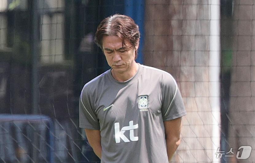 본문 이미지 - 한국 축구 국가대표팀 홍명보 감독이 27일(현지시간) 멕시코 과달라하라 인근 사포판 치바스 바예 베르데 훈련장에 마련된 베이스캠프에서 생각에 잠겨 있다. 2026.6.28 ⓒ 뉴스1 박지혜 기자