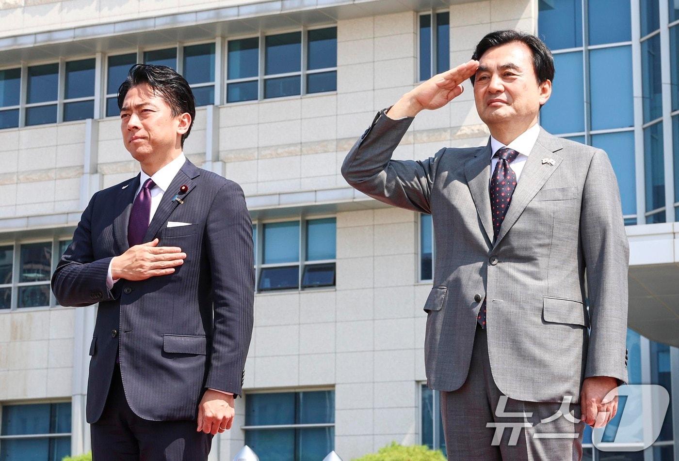 본문 이미지 - 안규백 국방부 장관과 고이즈미 신지로 일본 방위상이 28일 서울 용산구 국방부 연병장에서 국민의례를 하고 있다. 2026.6.28 ⓒ 뉴스1 사진공동취재단