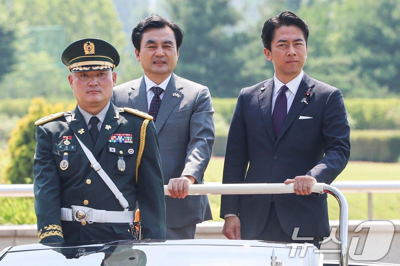 본문 이미지 - 지난 6월 28일 안규백 국방부 장관과 고이즈미 신지로 일본 방위상이 서울 용산구 국방부 연병장에서 의장대 사열을 하고 있는 모습. 2026.6.28 ⓒ 뉴스1 사진공동취재단