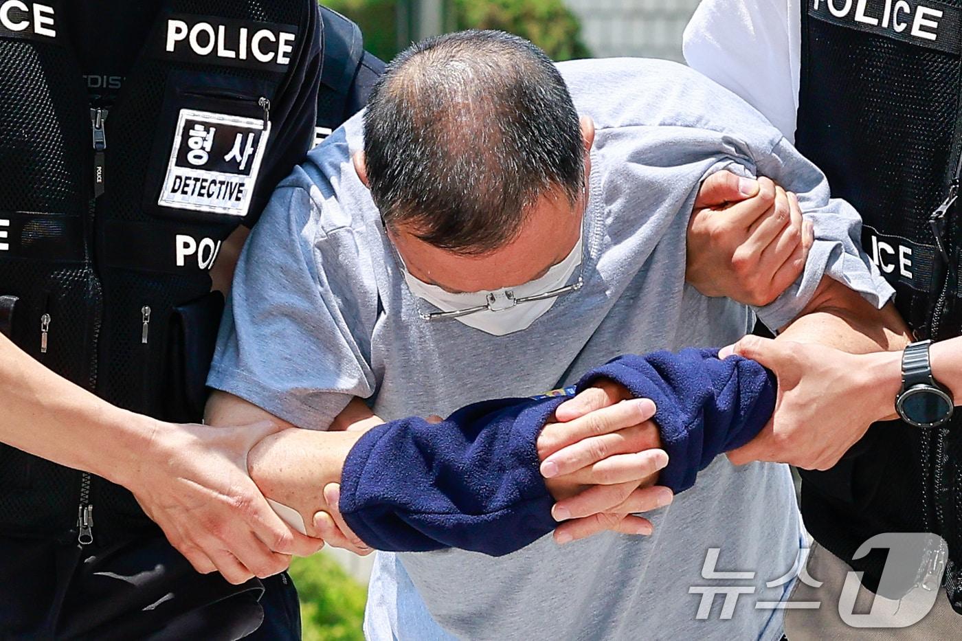 본문 이미지 - 서울 종로구 광화문 일민미술관에서 흉기를 휘두른 혐의를 받는 70대 남성 A씨가 28일 오후 서울 서초구 중앙지방법원에서 살인미수 등 혐의와 관련 구속 전 피의자 심문(영장실질심사)에 출석하고 있다.  2026.6.28 ⓒ 뉴스1 안은나 기자