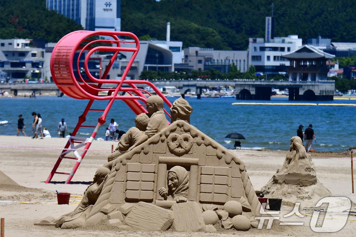 본문 이미지 - 지난 28일 오후 경북 포항시 북구 영일대해수욕장 백사장에 설치된 대형 모래조각 작품. 2026.6.28 ⓒ 뉴스1 최창호 기자