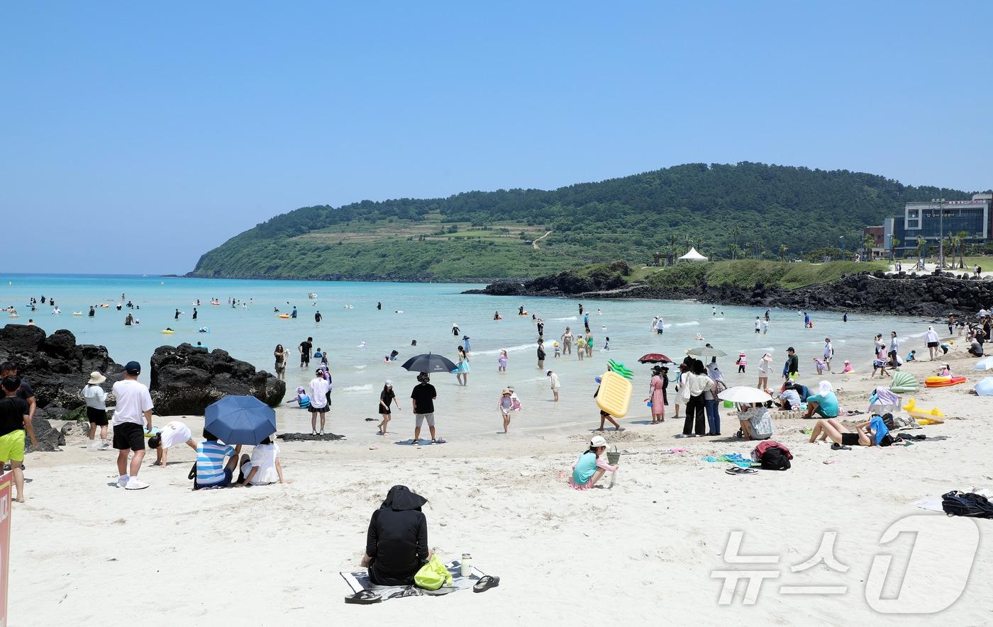 본문 이미지 - 28일 오후 제주시 조천읍 함덕해수욕장에서 피서객들이 물놀이를 하고 있다. 2026.6.28 ⓒ 뉴스1 오미란 기자