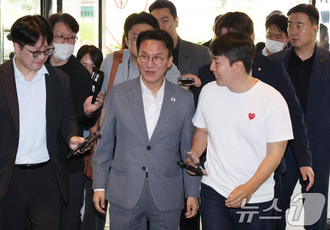 본문 이미지 - 김민석 국무총리가 28일 오후 경기 광주 곤지암리조트에서 열린 민주당 청년 당선인 워크숍에 참석하고 있다. (공동취재) 2026.6.28 ⓒ 뉴스1 오대일 기자