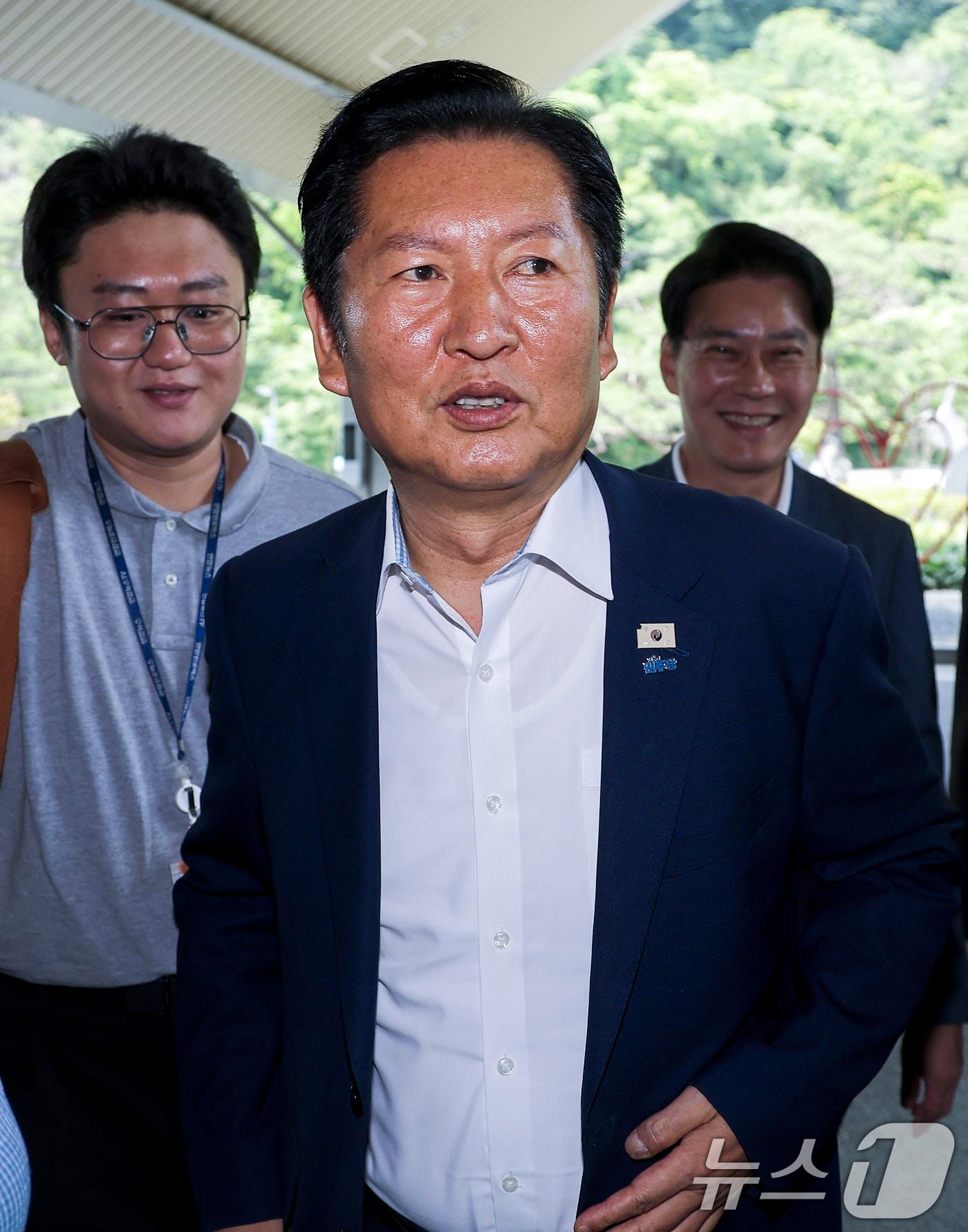 본문 이미지 - 정청래 더불어민주당 전 대표가 28일 오후 경기 광주 곤지암리조트에서 열린 민주당 청년 당선인 워크숍에 참석하고 있다. (공동취재) 2026.6.28 ⓒ 뉴스1 오대일 기자
