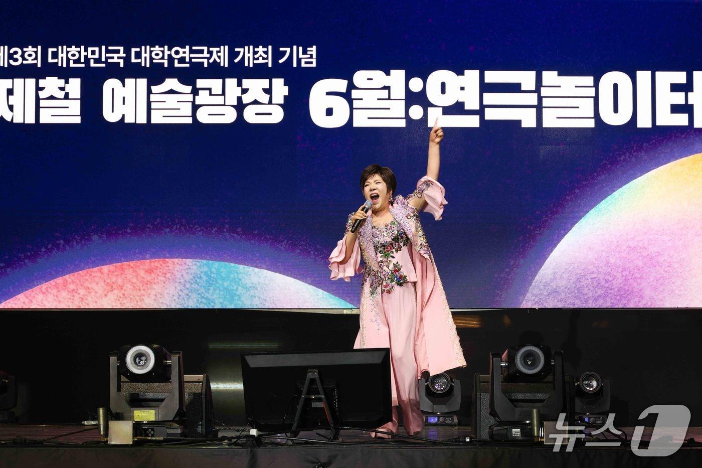본문 이미지 - 27일 용인포은아트홀 야외광장에서 열린 ‘제철 예술광장 6월 연극놀이터’에서 가수 김연자가 공연을 하고 있다.(용인시 제공)