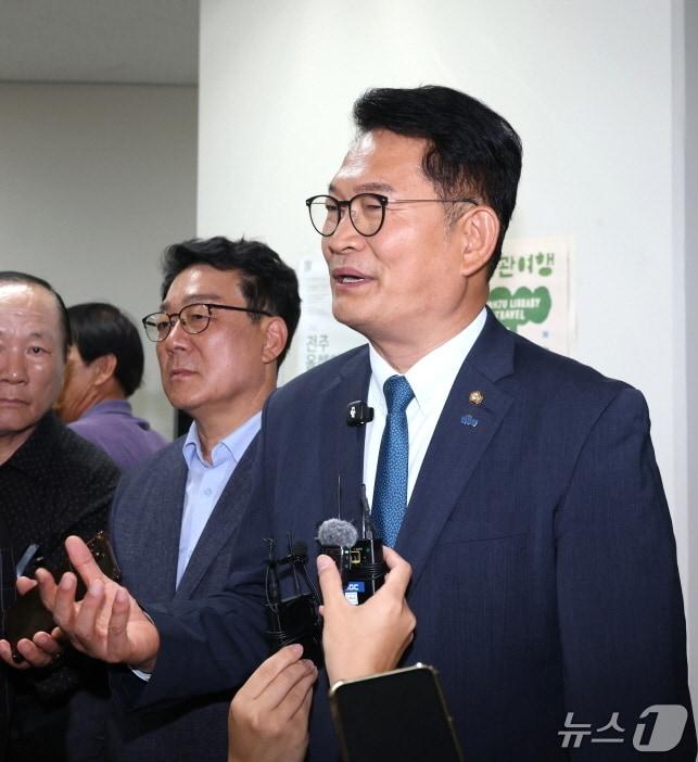 본문 이미지 - '민주당 평당원과의 타운홀 미팅'에 참석하기 위해 28일 전주시를 찾은 송영길 의원이 기자들의 질문에 대답하고 있다./뉴스1 유경석 기
