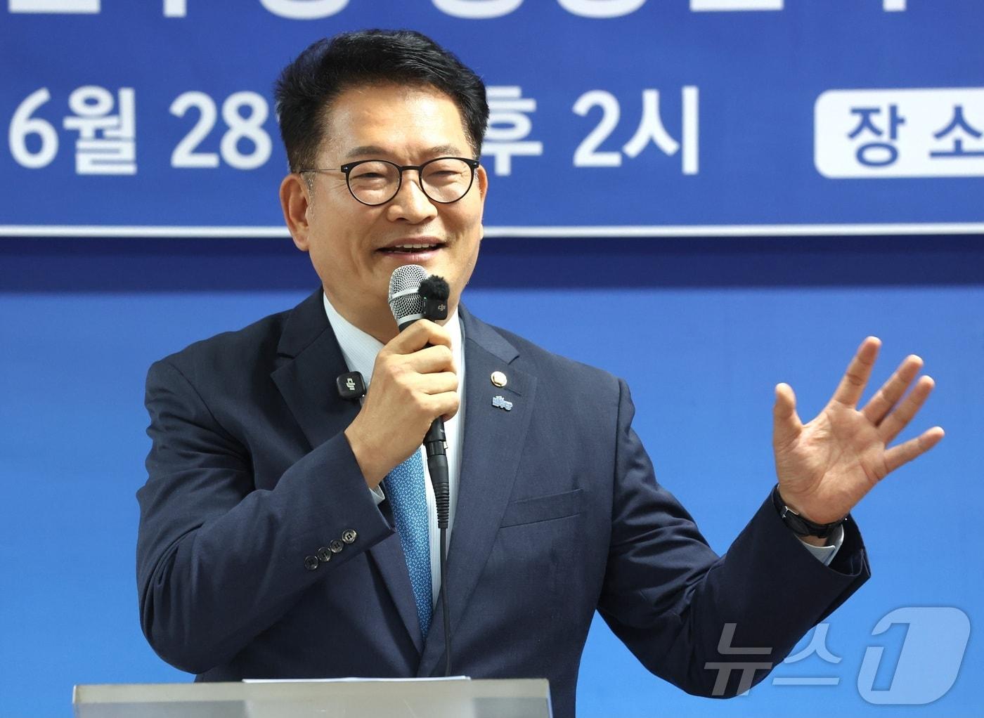 본문 이미지 - 송영길 더불어민주당 의원이 28일 전북 전주시 코오롱스카이타워에서 열린 '송영길의 국가비전 민주당 전북평당원 타운홀미팅'에서 발언을 하고 있다. 2026.6.28 ⓒ 뉴스1 유경석 기자