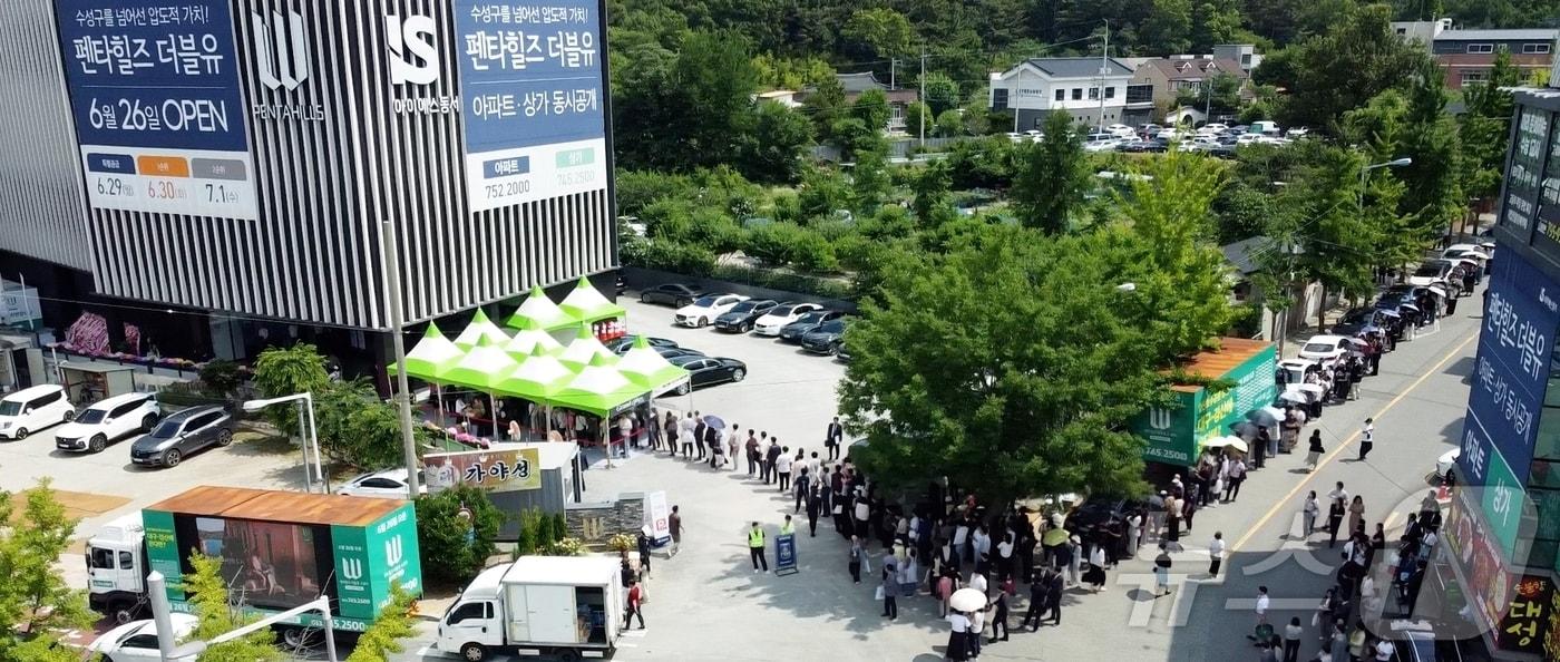 본문 이미지 - 28일 아이에스동서 경산 중산지구 '펜타힐즈 w 1단지' 견본주택에 수많은 방문객들이 몰리면서 긴 장사진을 이루고 있다. (is동서 제공. 재판매 및 DB금지) ⓒ 뉴스1 정우용 기자
