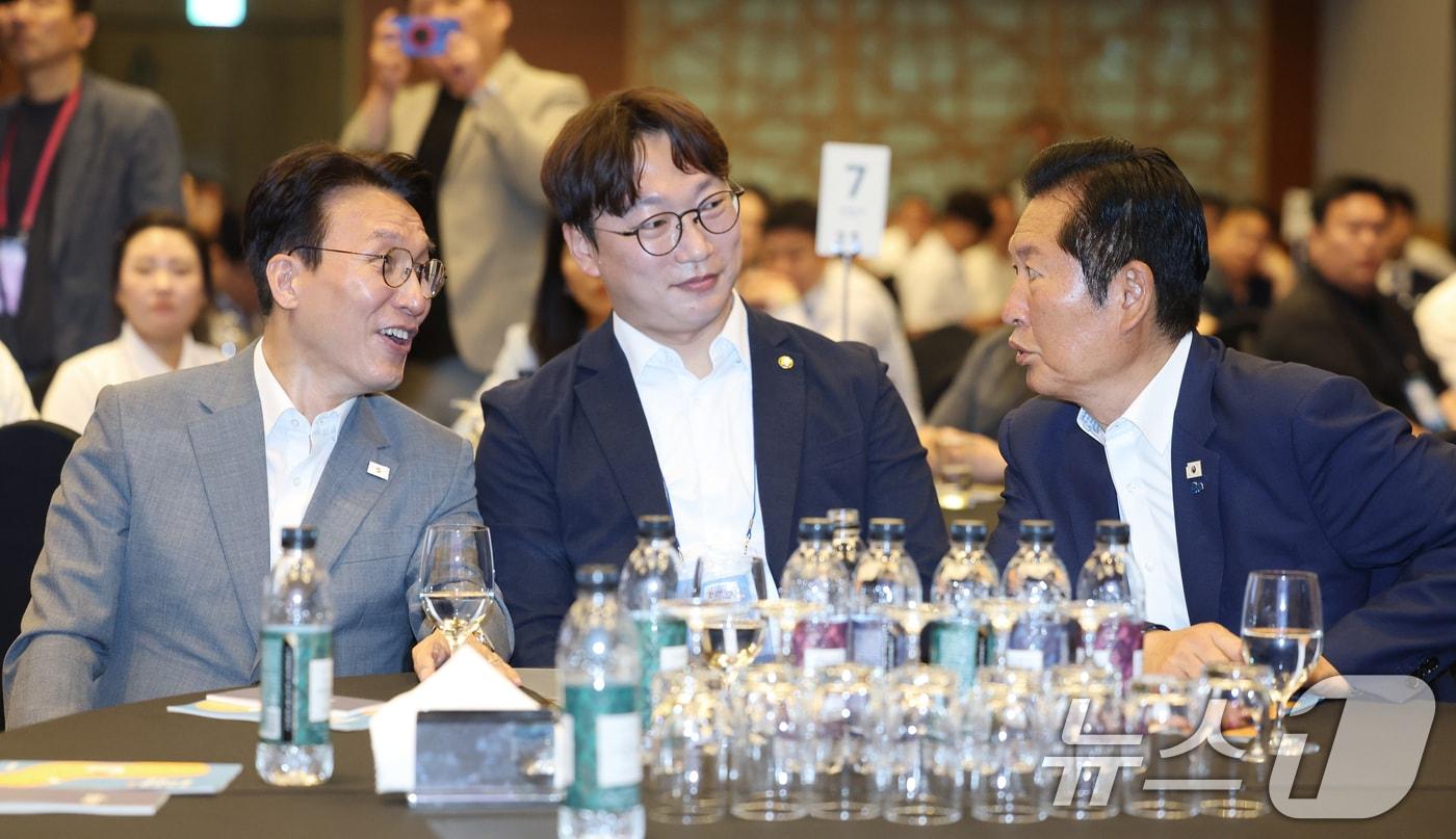 본문 이미지 - 김민석 국무총리와 정청래 더불어민주당 전 대표가 28일 오후 경기 광주 곤지암리조트에서 열린 민주당 청년 당선인 워크숍에서 대화를 나누고 있다. (공동취재) 2026.6.28 ⓒ 뉴스1 오대일 기자