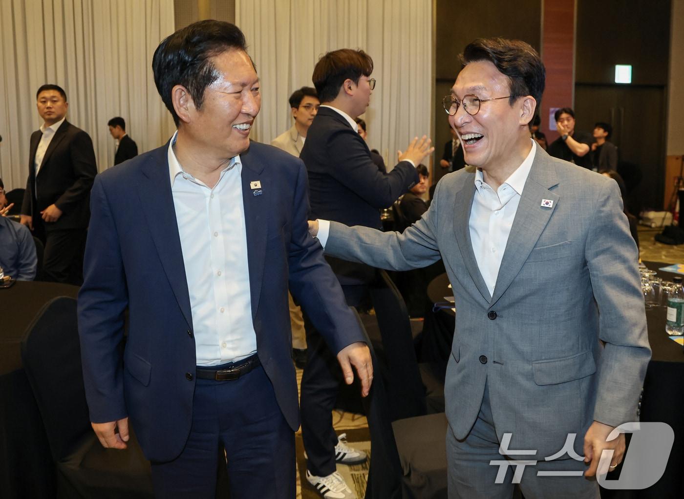 본문 이미지 - 김민석 국무총리와 정청래 더불어민주당 전 대표가 28일 오후 경기 광주 곤지암리조트에서 열린 민주당 청년 당선인 워크숍에서 대화를 나누고 있다. (공동취재) 2026.6.28 ⓒ 뉴스1 오대일 기자