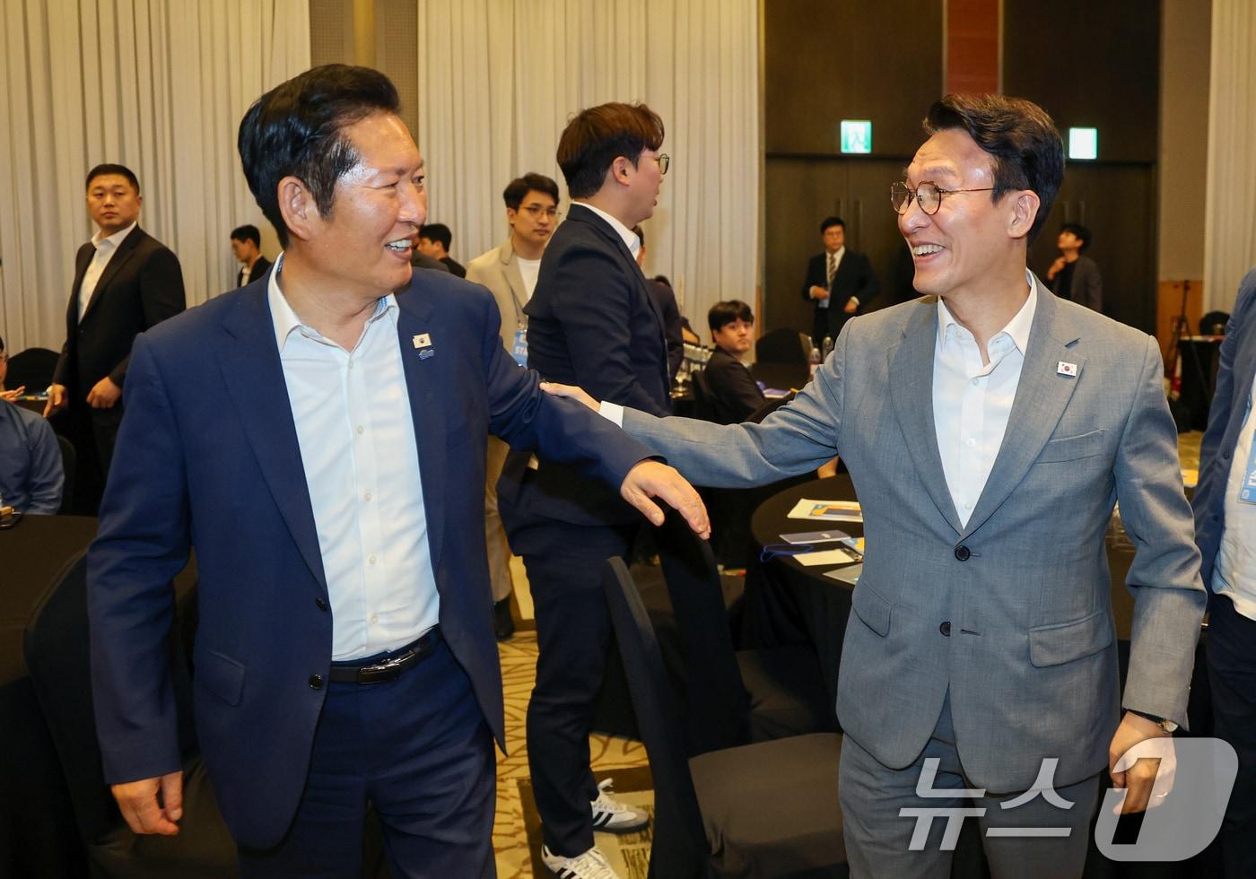 본문 이미지 - 김민석 국무총리와 정청래 더불어민주당 전 대표가 28일 오후 경기 광주 곤지암리조트에서 열린 민주당 청년 당선인 워크숍에서 대화를 나누고 있다. (공동취재) 2026.6.28 ⓒ 뉴스1 오대일 기자