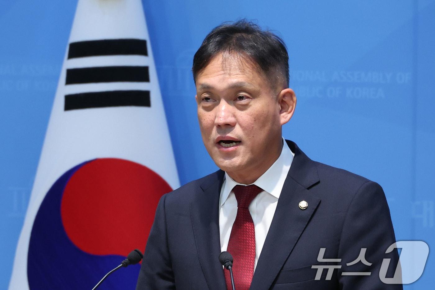 본문 이미지 - 김태규 국민의힘 원내수석대변인이 28일 서울 여의도 국회 소통관에서 정부의 호남권 대규모 반도체 투자 구상에 대한 기자회견을 하고 있다. 2026.6.28 ⓒ 뉴스1 신웅수 기자