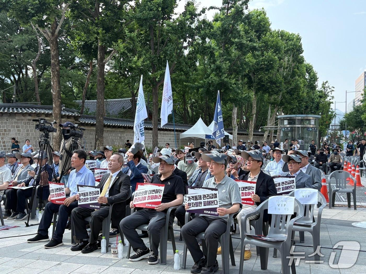 본문 이미지 - 대한의사협회가 28일 오후 서울 중구 대한문 앞에서 관리급여와 통제 위주 의료정책의 문제점을 알리고, 의료계의 의지를 표명하기 위한 궐기대회를 개최하고 있다. @News1