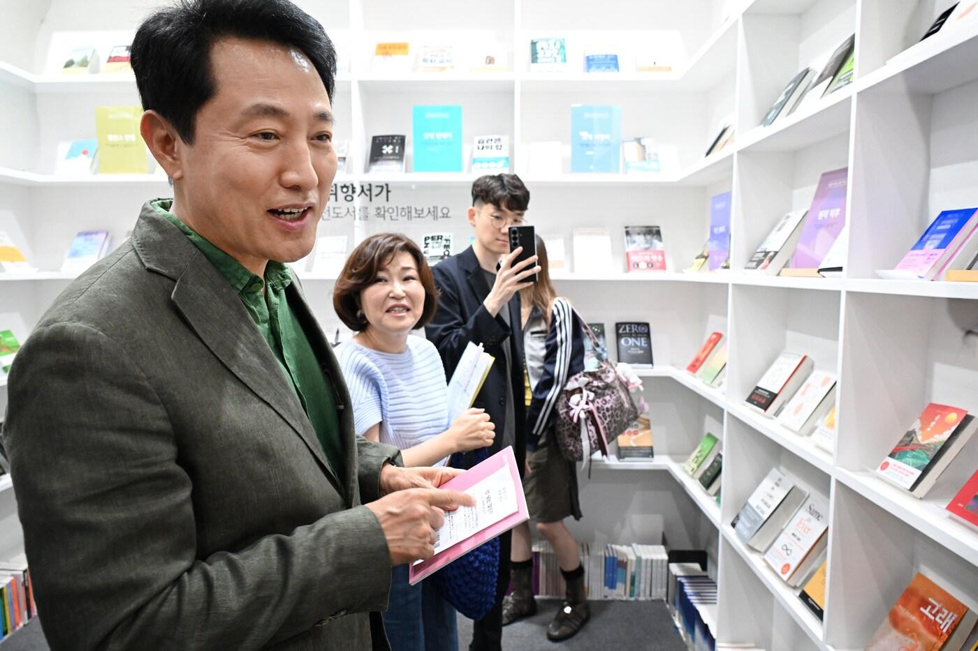 본문 이미지 - 오세훈 서울시장이 28일 강남구 코엑스에서 열린 20206 서울국제도서전에서 서울시와 신한은행이 운영하는 '문즉시재'를 방문해 취향서가를 둘러보고 있다.(서울시 제공)