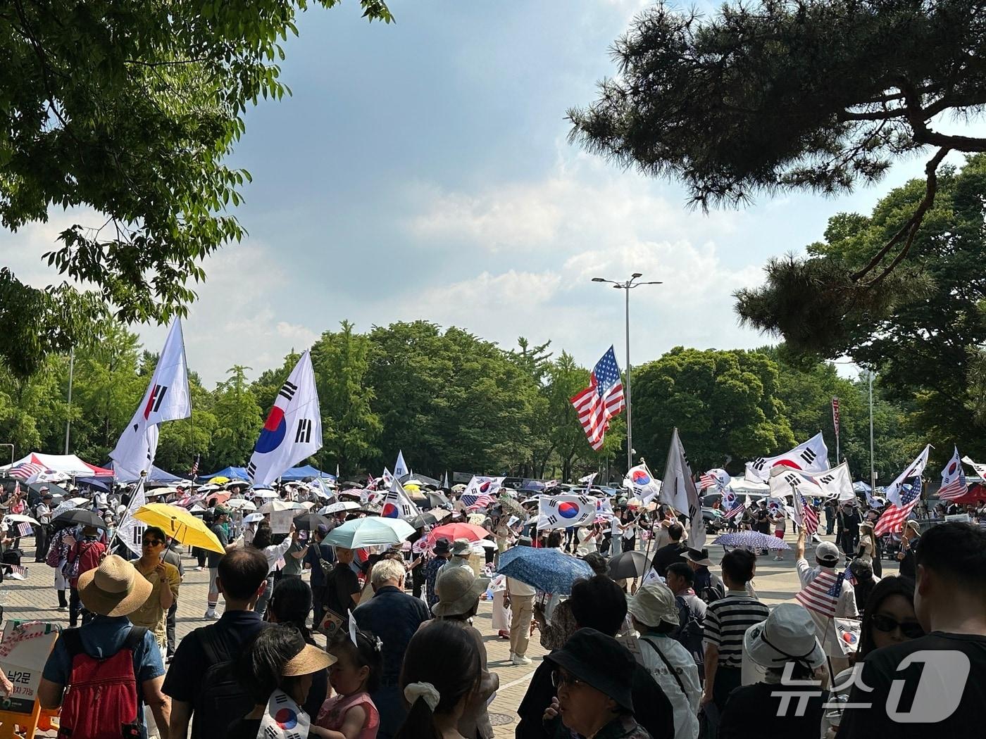 본문 이미지 - 28일 서울 송파구 올림픽공원 핸드볼경기장 앞에서 개표소 봉쇄 시위가 열리는 모습. 2026.6.28 ⓒ 뉴스1 김우진 수습기자