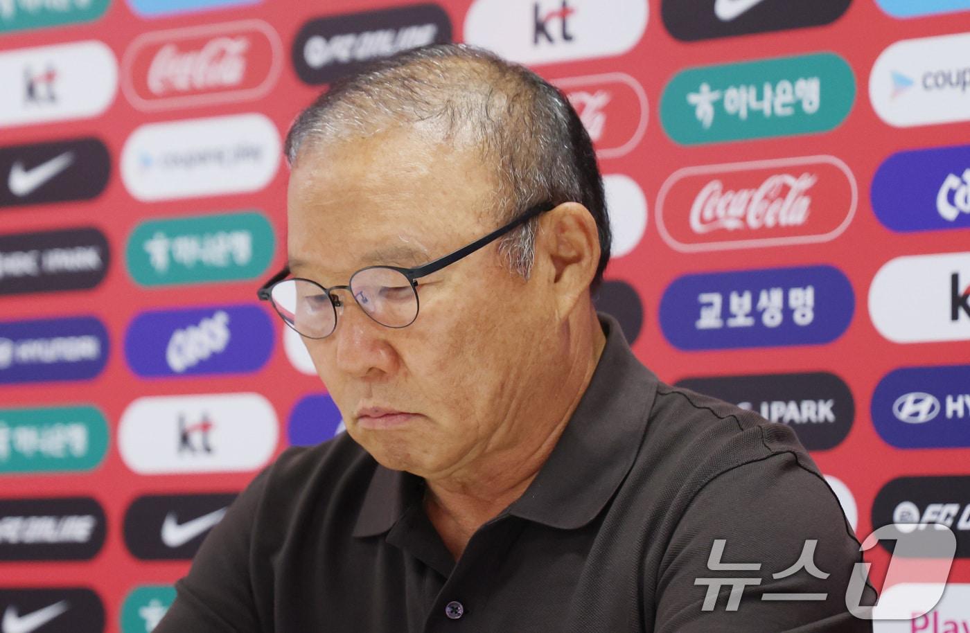본문 이미지 - 한국 축구 국가대표팀 박항서 월드컵 지원 단장이 28일(현지시간) 멕시코 과달라하라 인근 사포판 치바스 바예 베르데 훈련장에 마련된 베이스캠프에서 기자회견을 열고 사과문을 발표하고 있다. 2026.6.29 ⓒ 뉴스1 박지혜 기자