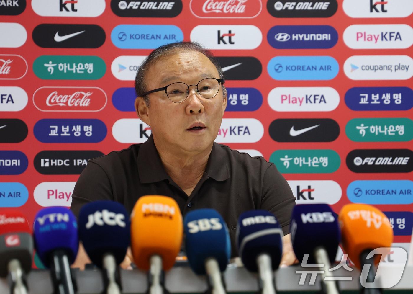 본문 이미지 - 한국 축구 국가대표팀 박항서 월드컵 지원 단장이 지난달 28일(현지시간) 멕시코 과달라하라 인근 사포판 치바스 바예 베르데 훈련장에 마련된 베이스캠프에서 기자회견을 열고 사과문을 발표하고 있다. 2026.6.29 ⓒ 뉴스1 박지혜 기자
