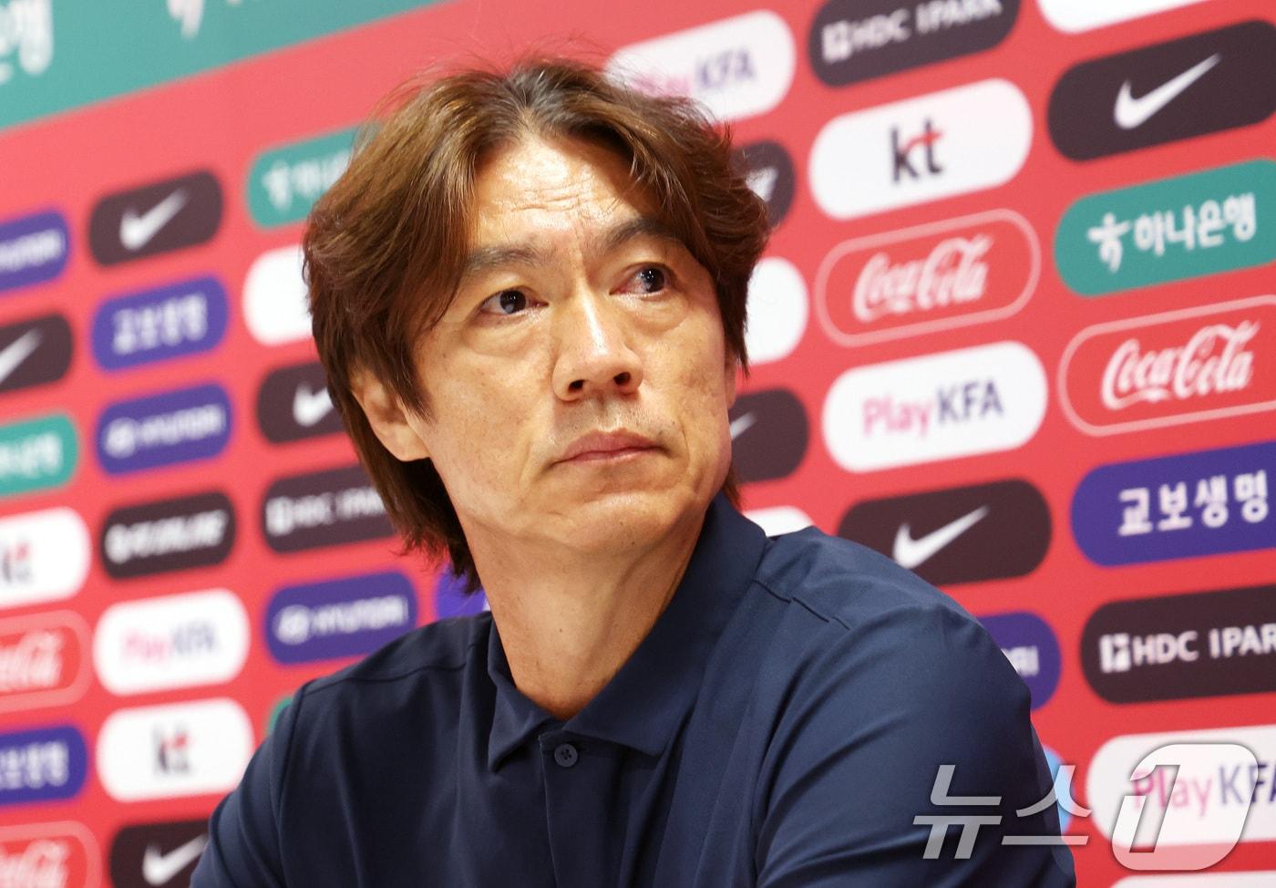 본문 이미지 - 한국 축구 국가대표팀 홍명보 감독이 28일(현지시간) 멕시코 과달라하라 인근 사포판 치바스 바예 베르데 훈련장에 마련된 베이스캠프에서 열린 월드컵 결산 기자회견에서 부진에 대한 책임을 지고 감독직에서 물러나겠다는 뜻을 밝히고 있다. 2026.6.29 ⓒ 뉴스1 박지혜 기자