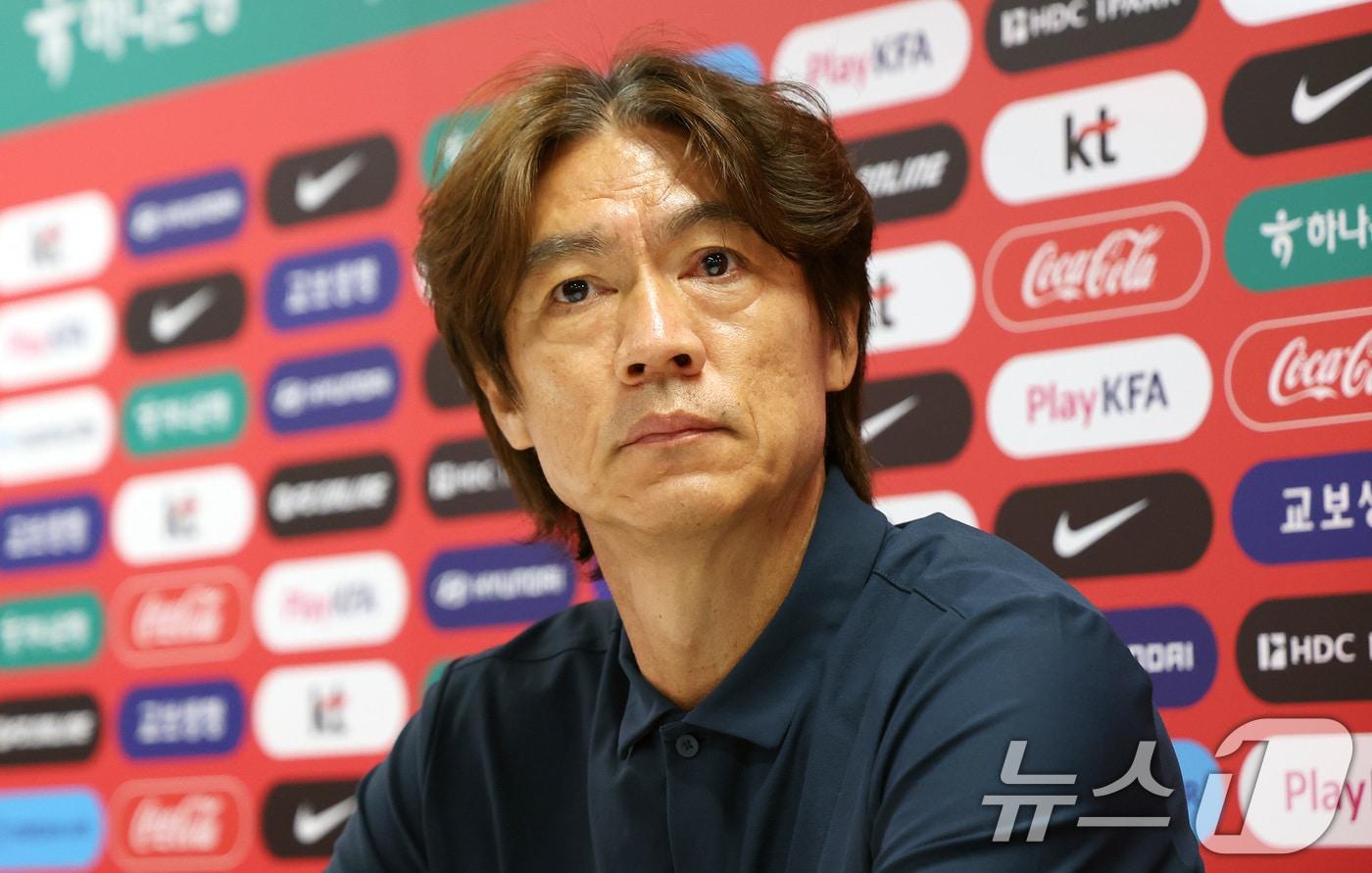 본문 이미지 - 한국 축구 국가대표팀 홍명보 감독이 28일(현지시간) 멕시코 과달라하라 인근 사포판 치바스 바예 베르데 훈련장에 마련된 베이스캠프에서 열린 월드컵 결산 기자회견에서 부진에 대한 책임을 지고 감독직에서 물러나겠다는 뜻을 밝히고 있다. 2026.6.29 ⓒ 뉴스1 박지혜 기자