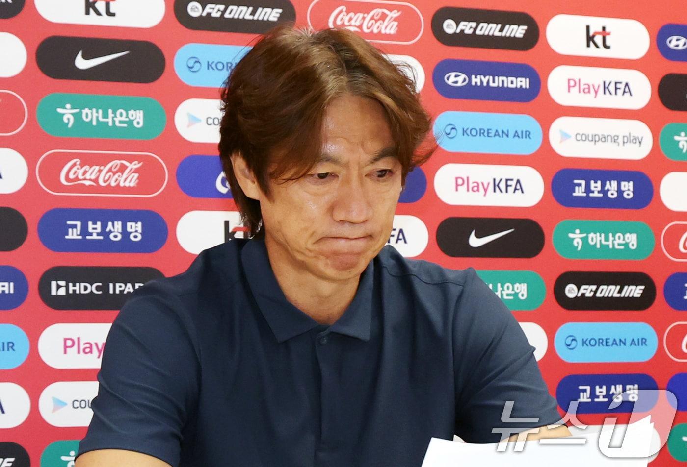 본문 이미지 - 한국 축구 국가대표팀 홍명보 감독이 28일(현지시간) 멕시코 과달라하라 인근 사포판 치바스 바예 베르데 훈련장에 마련된 베이스캠프에서 열린 월드컵 결산 기자회견에서 부진에 대한 책임을 지고 감독직에서 물러나겠다는 뜻을 밝히고 있다. 2026.6.29 ⓒ 뉴스1 박지혜 기자