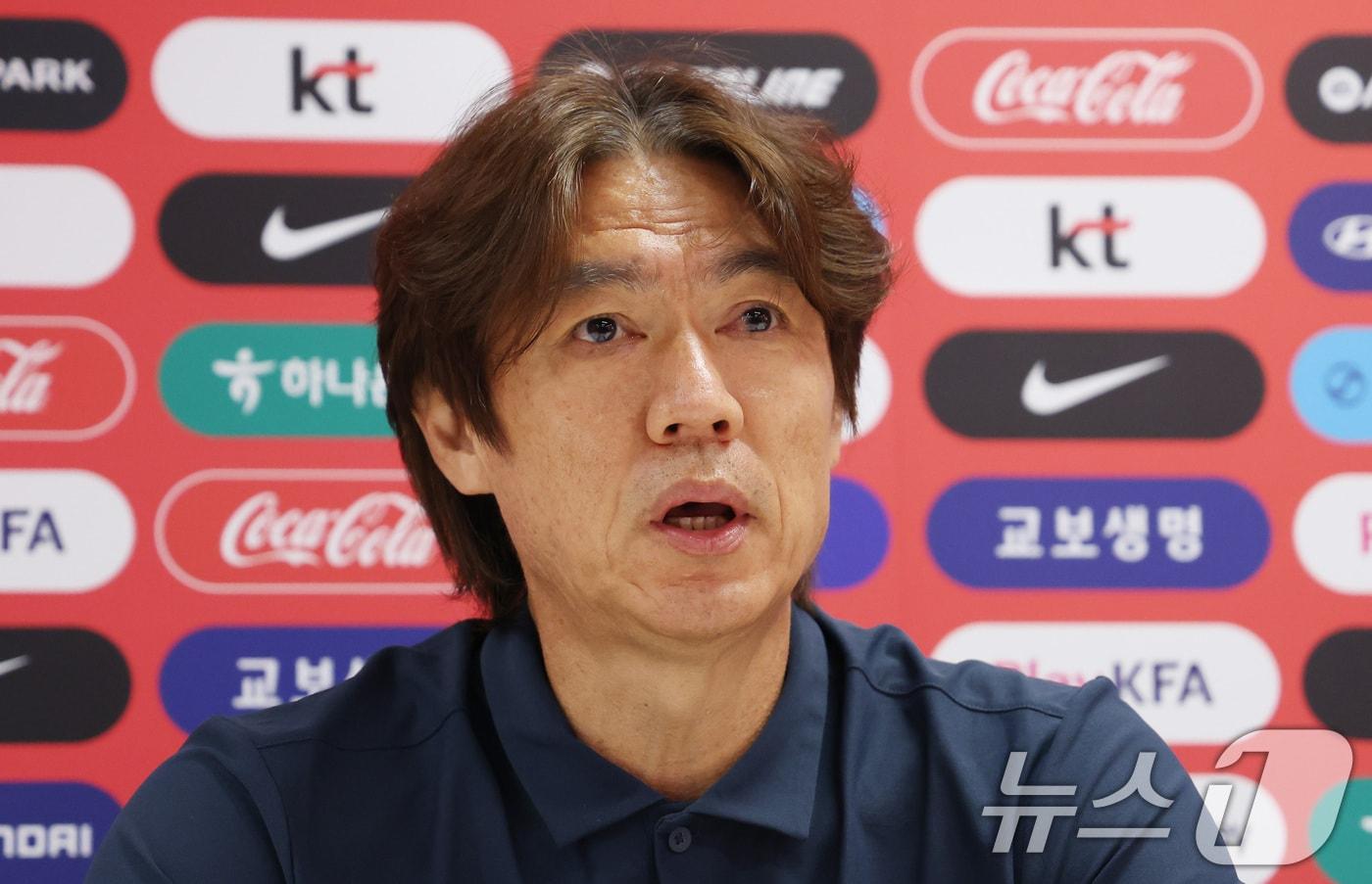 본문 이미지 - 한국 축구 국가대표팀 홍명보 감독이 28일(현지시간) 멕시코 과달라하라 인근 사포판 치바스 바예 베르데 훈련장에 마련된 베이스캠프에서 열린 월드컵 결산 기자회견에서 부진에 대한 책임을 지고 감독직에서 물러나겠다는 뜻을 밝히고 있다. 2026.6.29 ⓒ 뉴스1 박지혜 기자
