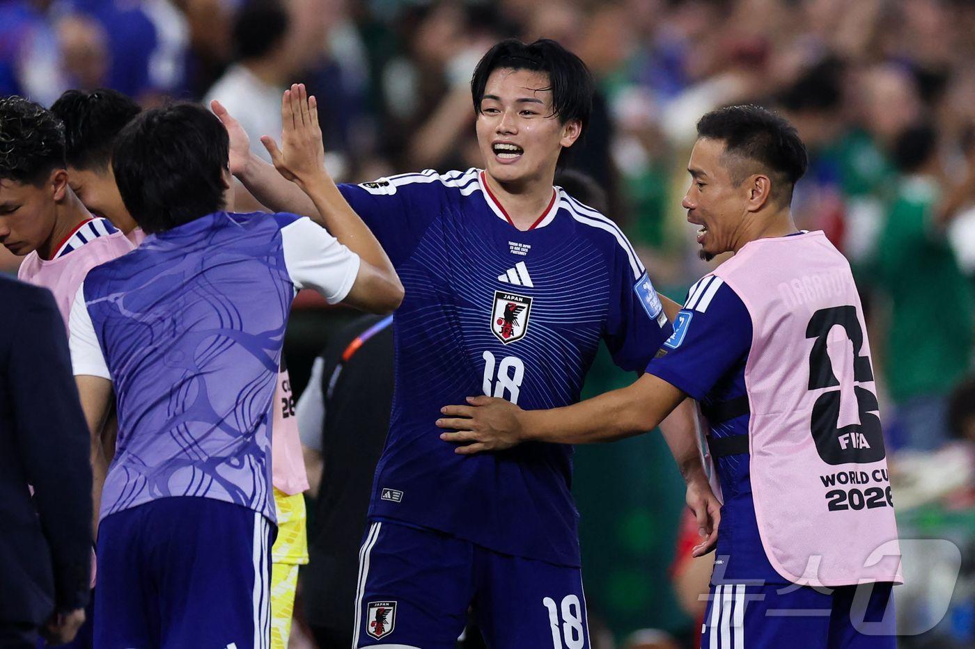 본문 이미지 - 2026 FIFA 북중미 월드컵 조별리그에서 1승 2무를 기록, 조별리그를 통과한 일본 축구대표팀. ⓒ AFP=뉴스1