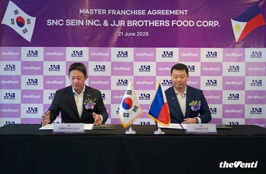 본문 이미지 - 최준경 더벤티 대표(왼쪽)와 로보트 오 JJR BROTHERS FOOD CORP 최고경영자가 마스터 프랜차이즈 계약을 체결하고 있다.(더벤티 제공)