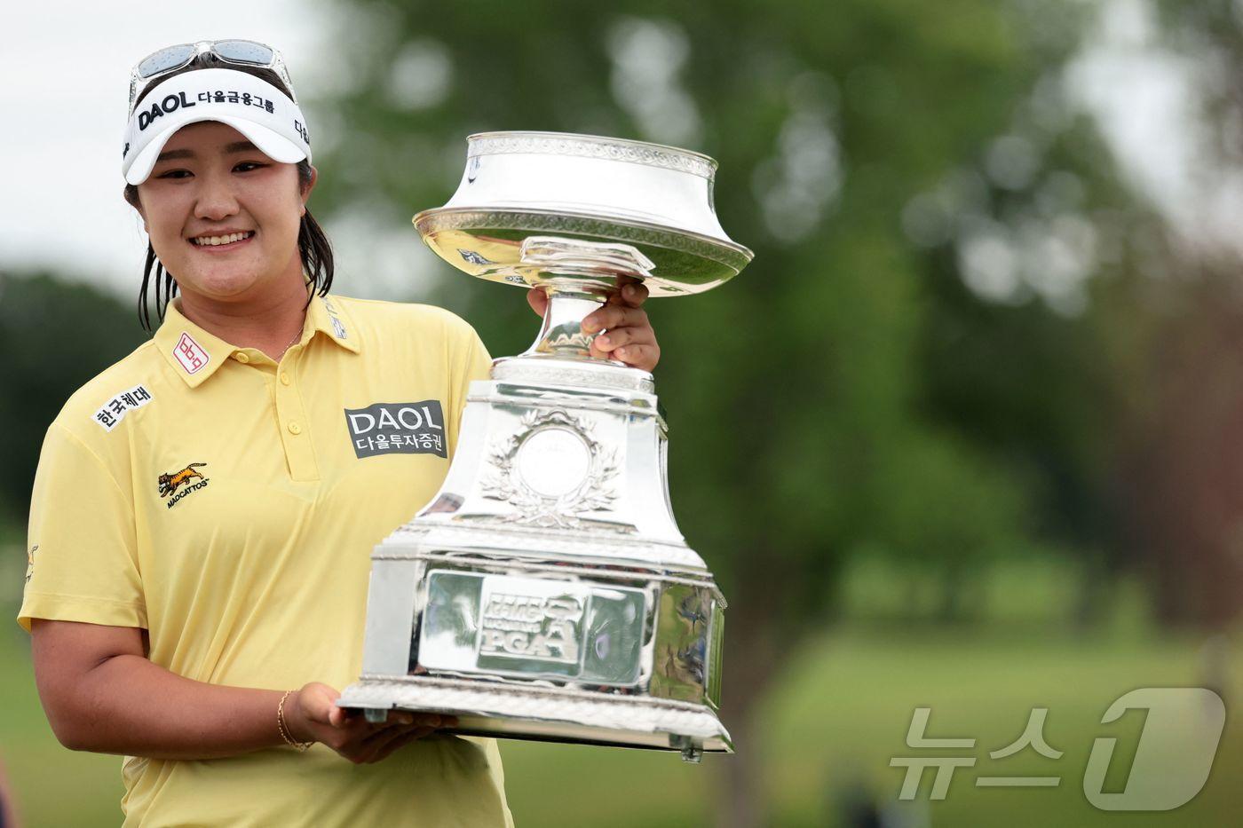 본문 이미지 - 유해란(25·다올금융그룹)이 29일(한국시간) 열린 LPGA투어 메이저대회 KPMG 위민스 PGA 챔피언십에서 우승한 뒤 트로피를 들어보이고 있다. ⓒ AFP=뉴스1