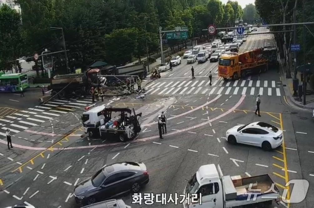 본문 이미지 - 29일 오전 6시 58분쯤 서울 노원구 화랑대사거리에서 덤프트럭 3대가 잇따라 추돌하는 사고가 발생해 운전자 2명이 다쳤다. (도시교통정보센터 갈무리)