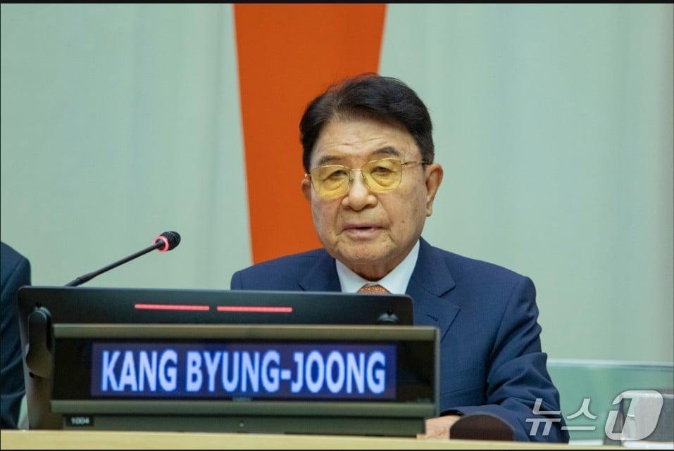 본문 이미지 - 강병중 넥센그룹 회장이 26일 미국 뉴욕 유엔본부 경제사회이사회(ECOSOC) 회의장에서 열린 '2026 뉴욕 중소기업의 날' 국제포럼에서 'AI 시대의 사람 중심 기업가정신'에 대해 기조 연설을 하고 있다(넥센타이어 제공). 2026.6.26
