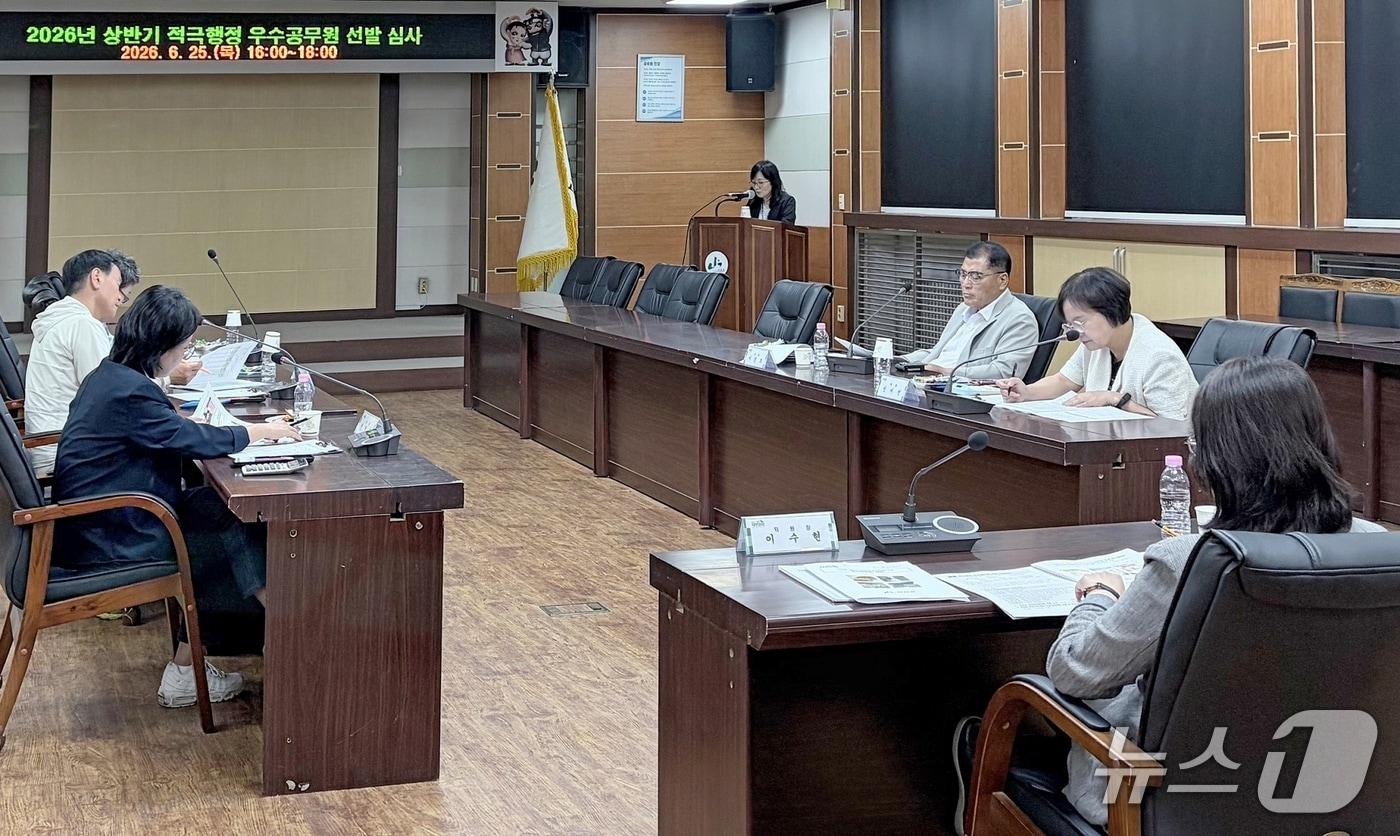 본문 이미지 - 괴산군 경제과 노경민 팀장의 발표 모습.(괴산군 제공. 재판매 및 DB금지)/뉴스1
