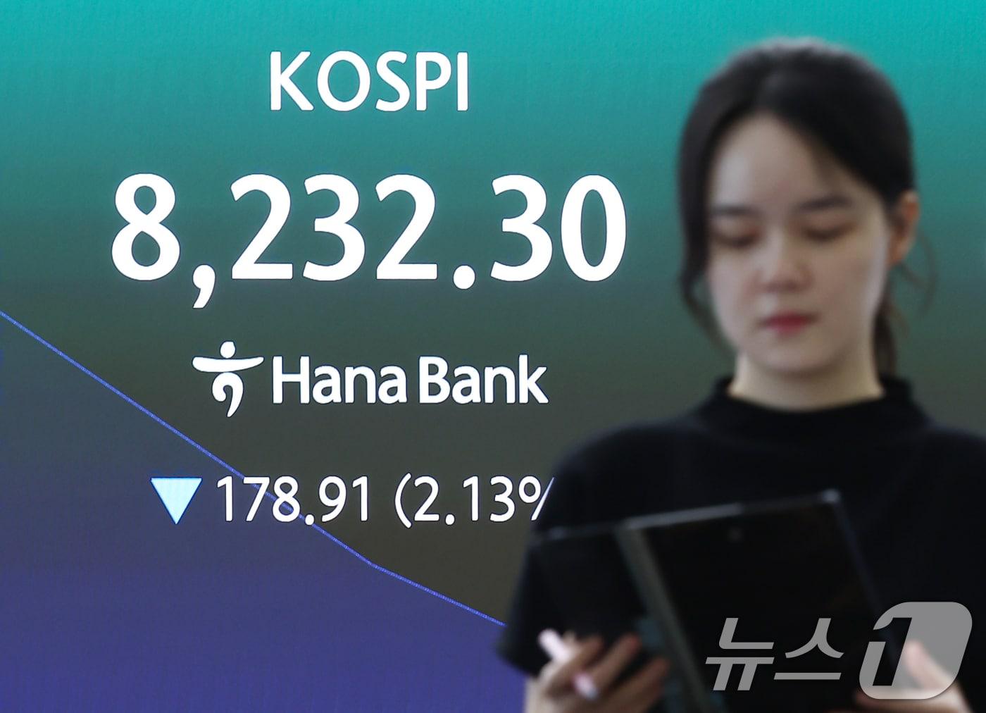 본문 이미지 - 29일 오전 서울 중구 하나은행 딜링룸 전광판에 코스피 개장 시황이 나오고 있다. 2026.6.29 ⓒ 뉴스1 김민지 기자