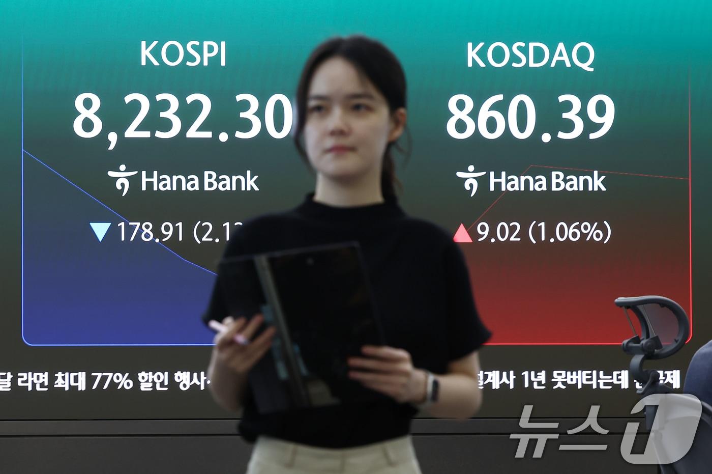 본문 이미지 - 29일 오전 서울 중구 하나은행 딜링룸 전광판에 코스피, 코스닥 등 개장 시황이 나오고 있다.  ⓒ 뉴스1 김민지 기자