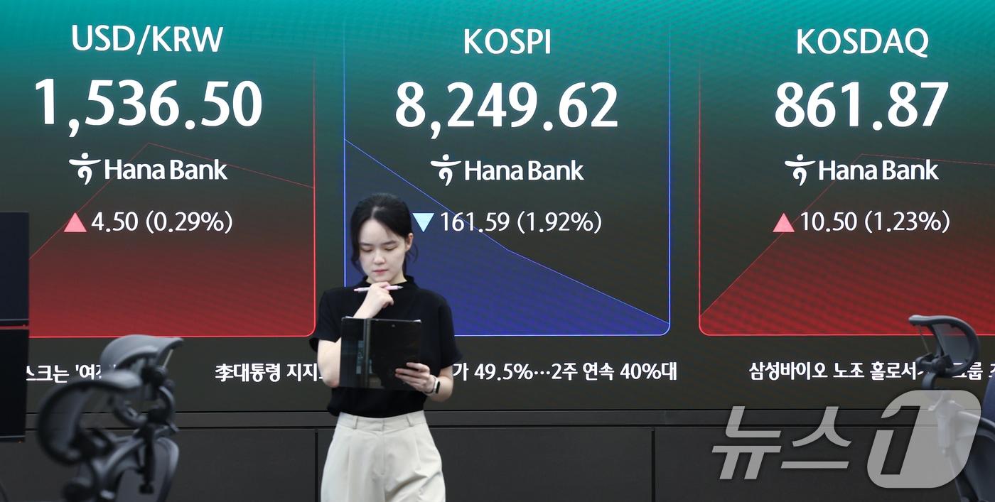 본문 이미지 - 29일 오전 서울 중구 하나은행 딜링룸 전광판에 코스피, 코스닥 등 개장 시황이 나오고 있다. 2026.6.29 ⓒ 뉴스1 김민지 기자