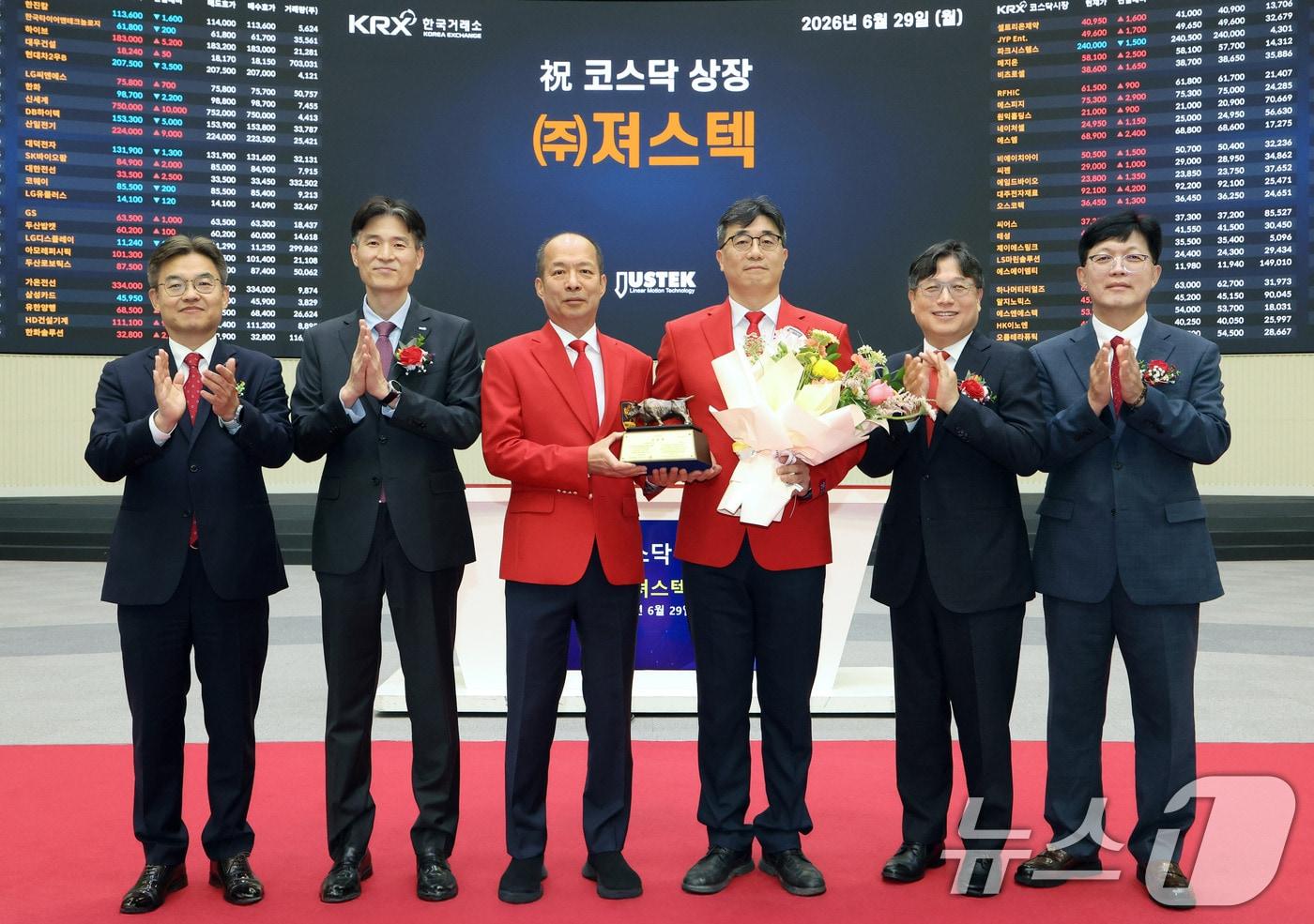 본문 이미지 - 29일 서울 영등포구 한국거래소에서 열린 져스텍 코스닥시장 상장기념식에서 상장기념패 전달 후 박종식 한국IR협의회 부회장(왼쪽부터), 민경욱 한국거래소 코스닥시장본부장, 김용일 져스텍 대표이사, 최동수 져스텍 대표이사, 이충훈 삼성증권 부사장, 안승근 코스닥협회 부회장이 기념촬영을 하고 있다. (한국거래소 제공. 재판매 및 DB금지) 2026.6.29 ⓒ 뉴스1