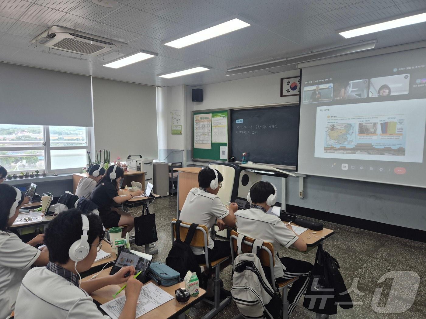본문 이미지 - 경북교육청은 29일 학생들의 학습 공백을 줄이고 지역별 배움 격차를 완화하기 위해 여름방학 멘토링, 교육희망캠프, 경북형 공동교육과정을 운영한다. /뉴스1