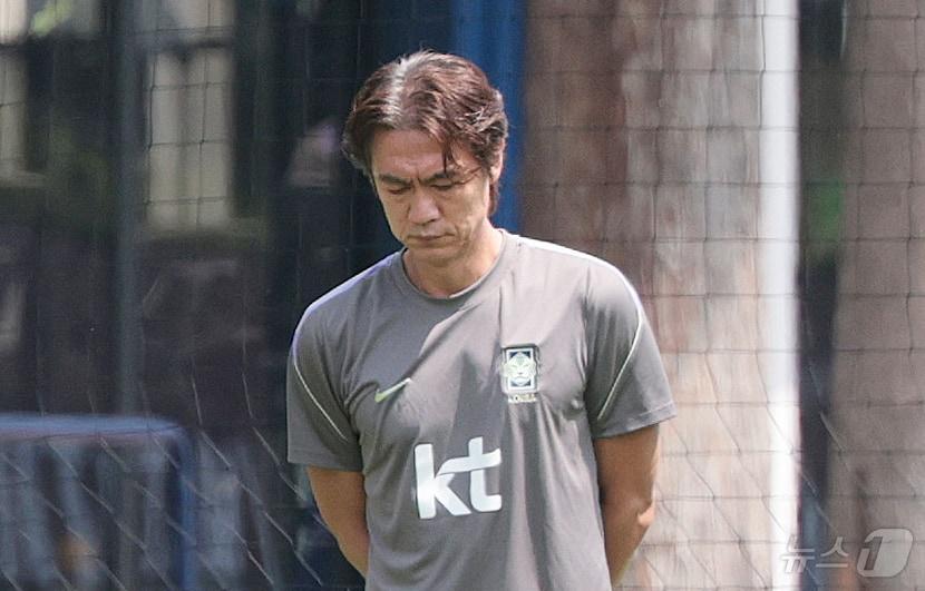 본문 이미지 - 홍명보 대한민국 축구국가대표팀 감독이 29일 멕시코 어디에서 고개를 숙인채 이동하고 있다. 2026.6.29 ⓒ 뉴스1